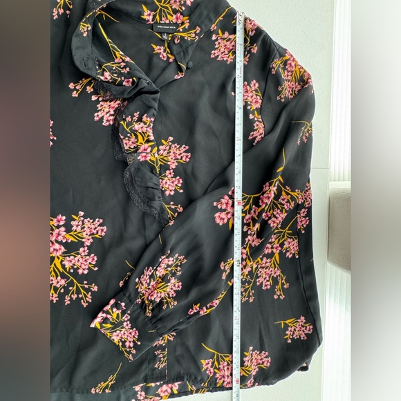 Who What Wear Black Floral Ruffle Long Sleeve Button Up Blouse Size Small - Picture 7 of 11